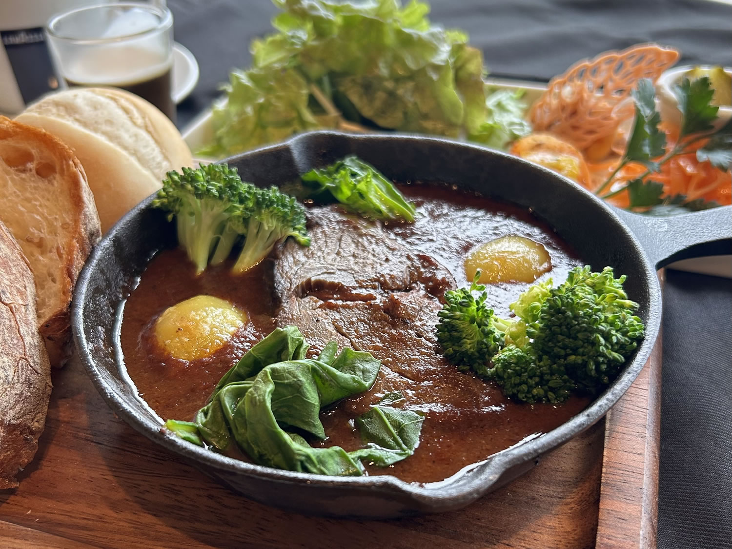 Aランチ（牛ホホ肉の赤ワイン煮込み）